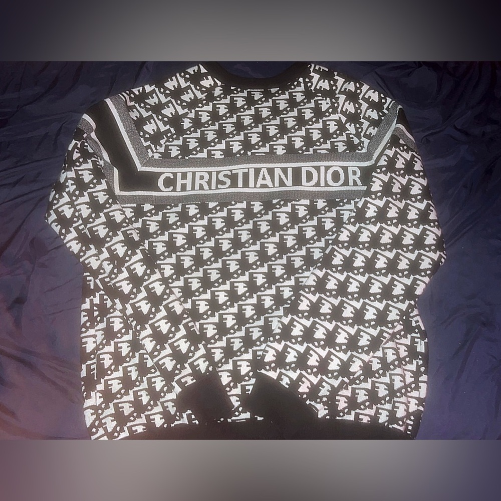 Mens Dior Sweater size large. In perfect condition and will negotiate price.